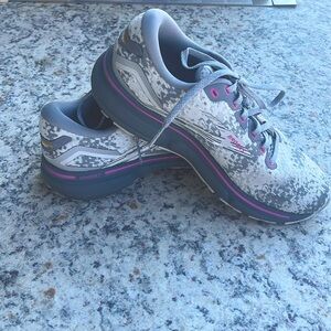 Brooks Ghost 15 Womens White/Oyster/Oriole/ Like New